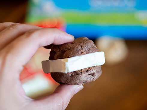 カントリーマアム（ココア）にKiriを挟んだヤツを食べるところ