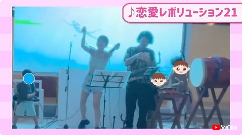 沖縄旅行中に「恋愛レボリューション21」を披露する辻希美