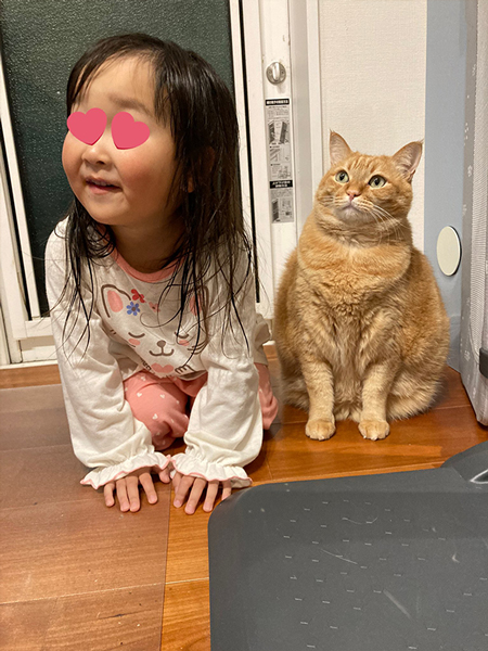 猫のマネをする娘さん