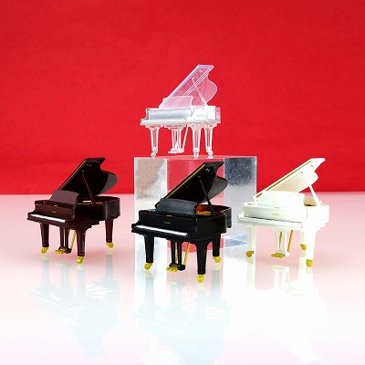 KAWAIのグランドピアノがカプセルトイに！ YOSHIKIさん愛用