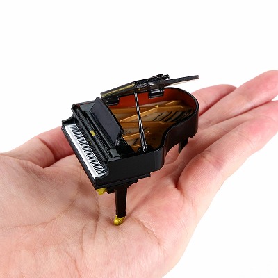 「KAWAI ミニチュアコレクション」を手に乗せたところ