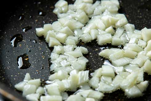 料理 フライパン 熱々 オリーブオイル ニンニク 香りが出るまで炒める 危険 弾ける 対処法