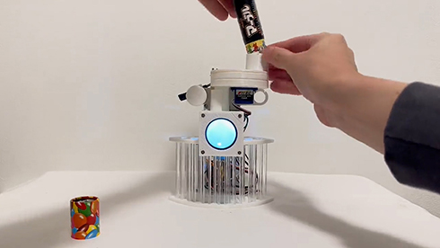 投入口にチョコレートを入れる