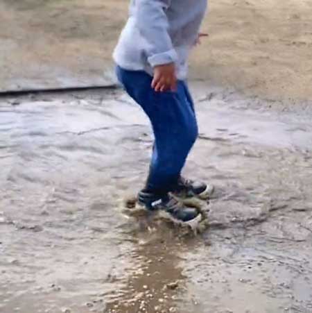子ども 洗ったばかり スニーカー 水たまり 泥水 育児あるある 2歳児
