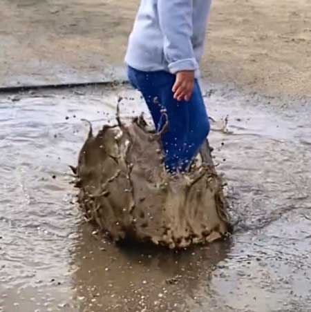 子ども 洗ったばかり スニーカー 水たまり 泥水 育児あるある 2歳児