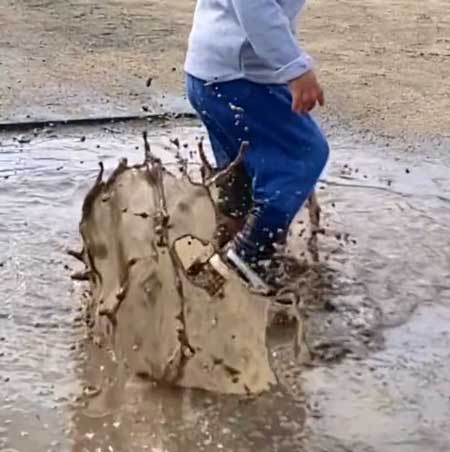子ども 洗ったばかり スニーカー 水たまり 泥水 育児あるある 2歳児