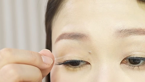 変身メイク・バンソウコウを貼るところ