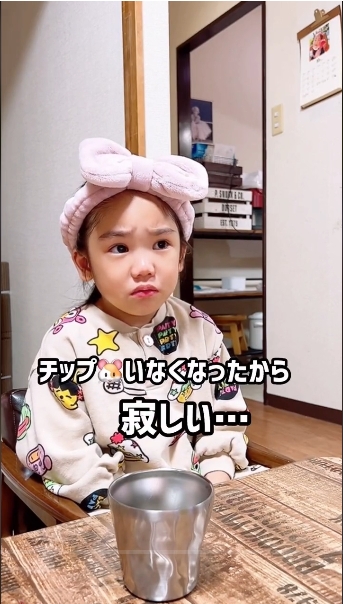 ハムちゃんがお空に旅立ってしまったのを悲しむ女の子