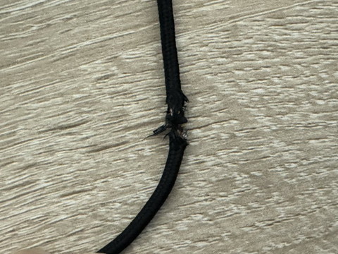 かみちぎられたケーブル