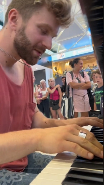 ピアノで楽しげな音楽を演奏したら……