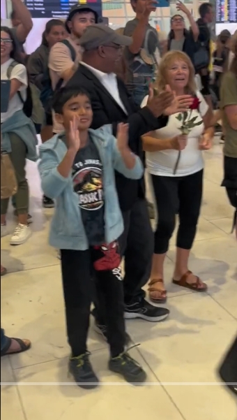 ピアノで楽しげな音楽を演奏したら……