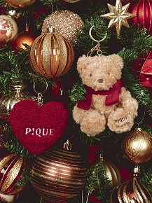 スノードームベア柄のルームウェア（左）とキュートなキーチャーム（右）