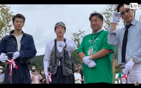 植樹を行う唐沢寿明、谷原章介、竹内涼真