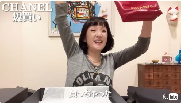 CHANEL22を持つ千秋