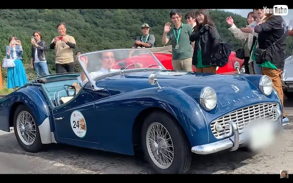 愛車を運転する谷原章介