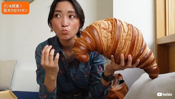 フランスの超巨大クロワッサンを食べる杏