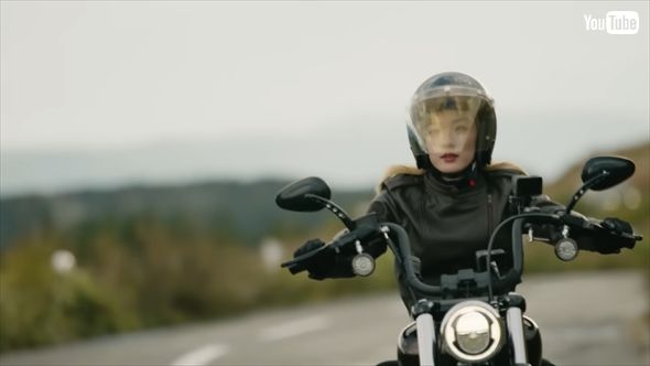 オリジナルカスタムのハーレーダビッドソンでツーリングする永野さん