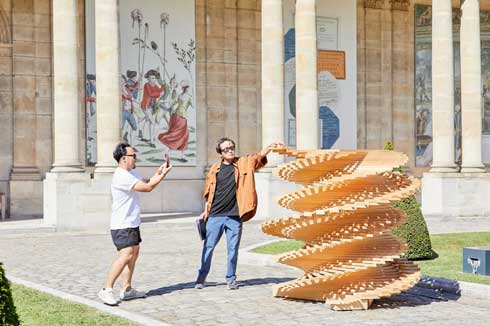 超巨大 木琴 パリ 公文書館 らせん状 階段 球 演奏 バッハ 楽曲