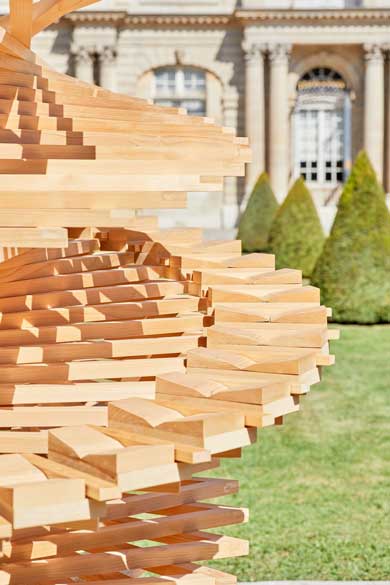 超巨大 木琴 パリ 公文書館 らせん状 階段 球 演奏 バッハ 楽曲