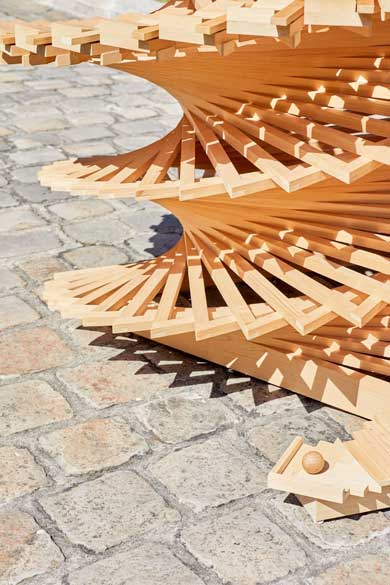 超巨大 木琴 パリ 公文書館 らせん状 階段 球 演奏 バッハ 楽曲