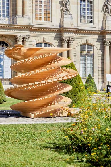 超巨大 木琴 パリ 公文書館 らせん状 階段 球 演奏 バッハ 楽曲