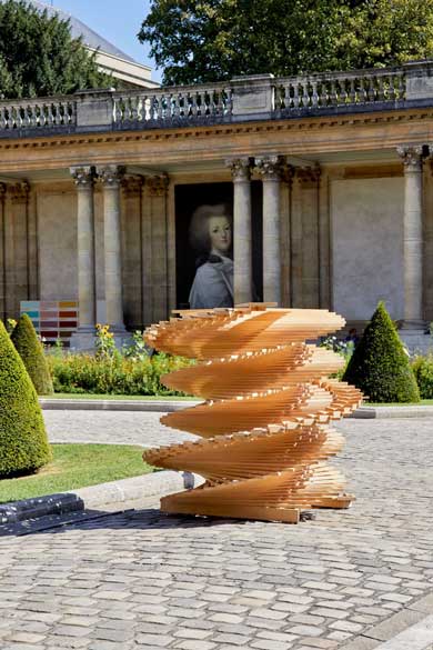 超巨大 木琴 パリ 公文書館 らせん状 階段 球 演奏 バッハ 楽曲