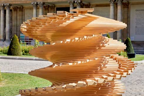 超巨大 木琴 パリ 公文書館 らせん状 階段 球 演奏 バッハ 楽曲