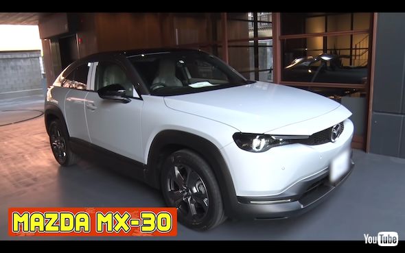 岩尾望がフォルクスワーゲンゴルフのトランクをチェック