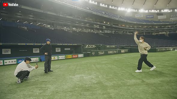 「なにこれ？」「髪の毛なの？」と困惑しつつも一緒に毛玉で遊ぶメンバーたち