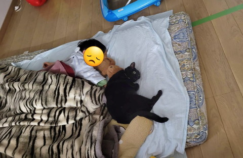 ぬいぐるみ抱いた息子さんに寄り添う