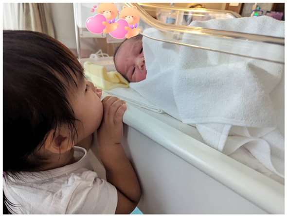 弟を見守る2歳長女