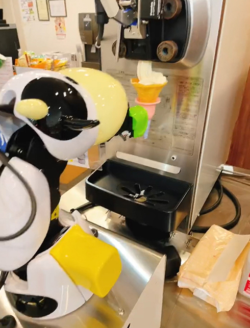 コーンを動かしながらソフトクリームを作る