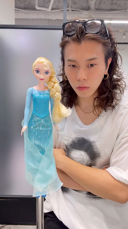 エルサの髪を切ろうとするイナガキさん