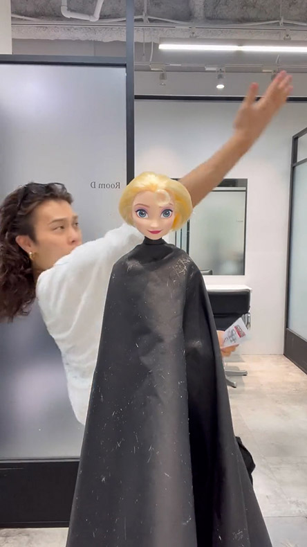 エルサにスタイリングするイナガキさん