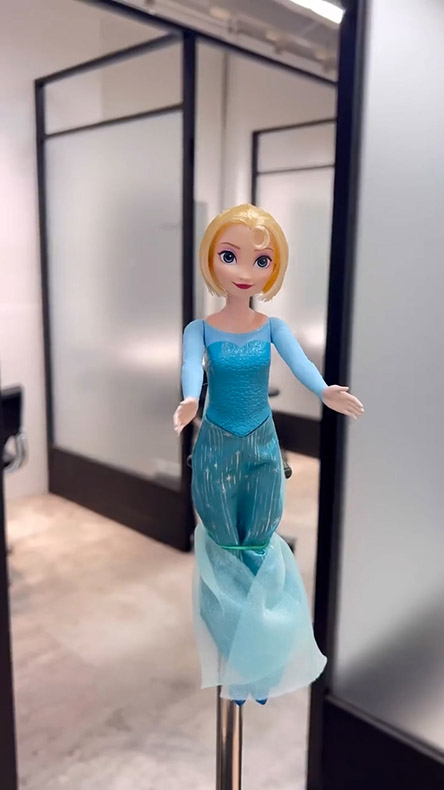 ボブになったエルサ