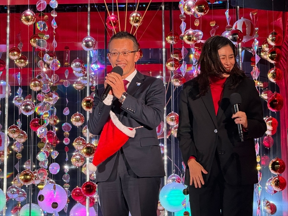 コカ・コーラ クリスマスドローンショー空飛ぶクリスマストラック ドローンショー