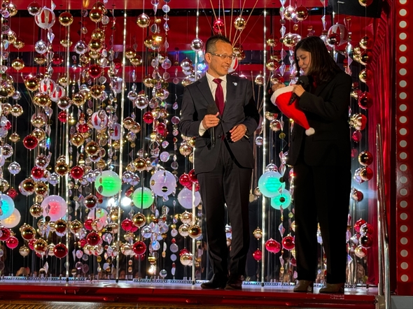 コカ・コーラ クリスマスドローンショー空飛ぶクリスマストラック ドローンショー