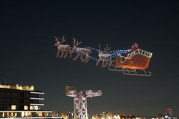 コカ・コーラ クリスマスドローンショー空飛ぶクリスマストラック ドローンショー