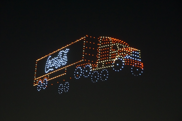 コカ・コーラ クリスマスドローンショー空飛ぶクリスマストラック ドローンショー