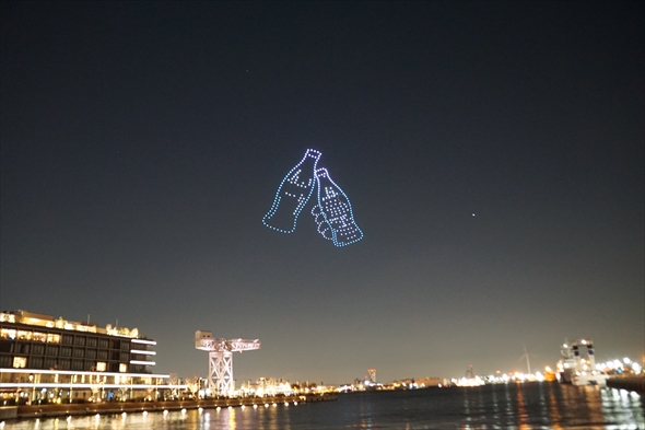 コカ・コーラ クリスマスドローンショー空飛ぶクリスマストラック ドローンショー