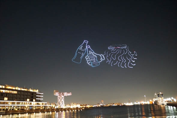 コカ・コーラ クリスマスドローンショー空飛ぶクリスマストラック ドローンショー