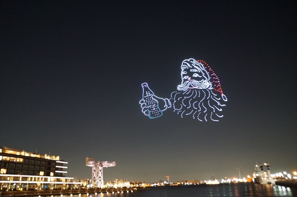 コカ・コーラ クリスマスドローンショー空飛ぶクリスマストラック ドローンショー