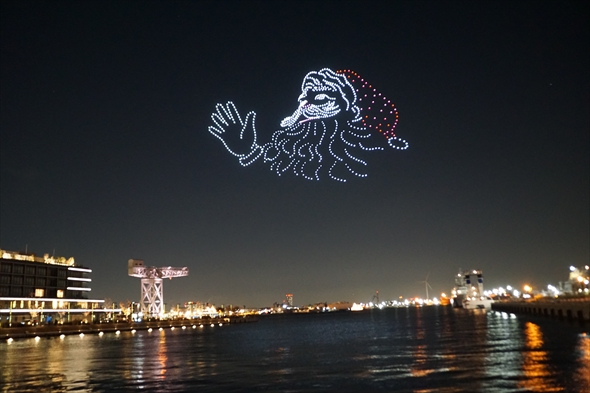 コカ・コーラ クリスマスドローンショー空飛ぶクリスマストラック ドローンショー