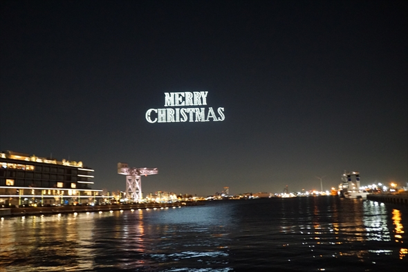 コカ・コーラ クリスマスドローンショー空飛ぶクリスマストラック ドローンショー