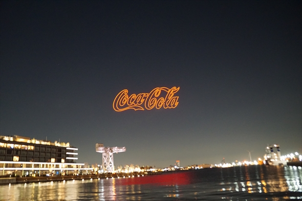 コカ・コーラ クリスマスドローンショー空飛ぶクリスマストラック ドローンショー