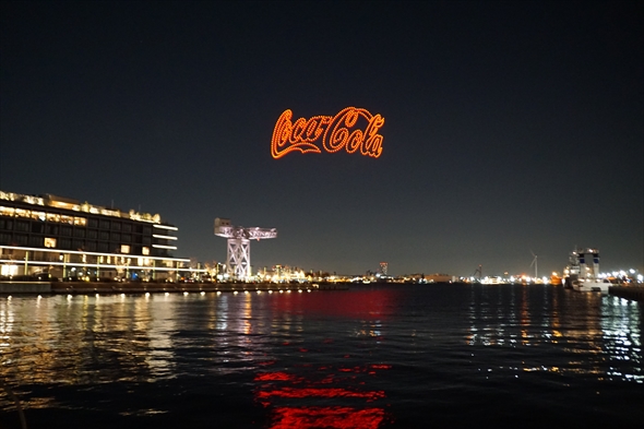 コカ・コーラ クリスマスドローンショー空飛ぶクリスマストラック ドローンショー