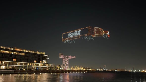 コカ・コーラ クリスマスドローンショー空飛ぶクリスマストラック ドローンショー