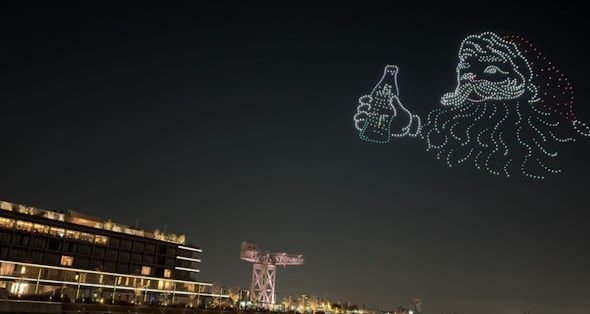 コカ・コーラ クリスマスドローンショー空飛ぶクリスマストラック ドローンショー