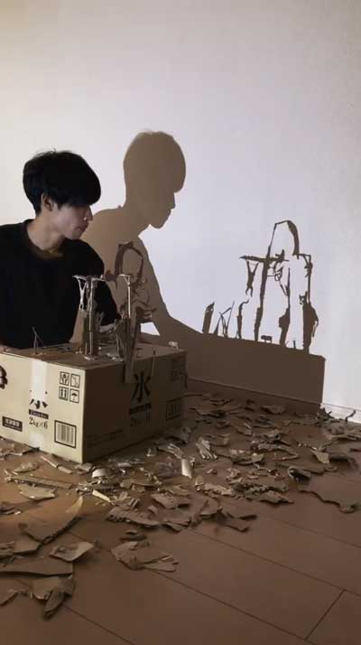 アート作品 娘のおもちゃ 椅子 ダンボール 影アート 影絵