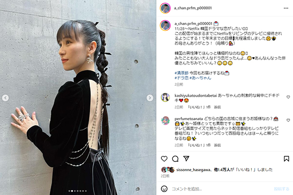 大胆な背中ざっくりドレス姿